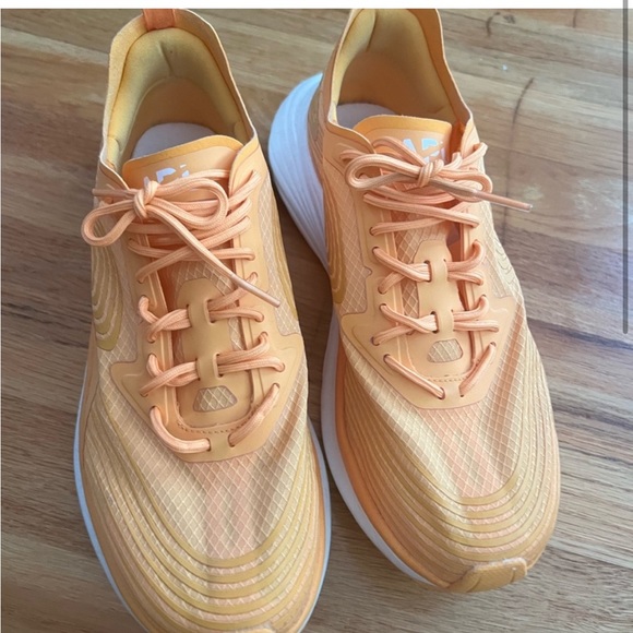 APL Streamline Sneakers Women’s Running Shoes Size 8 Mango & White - Picture 3 of 5